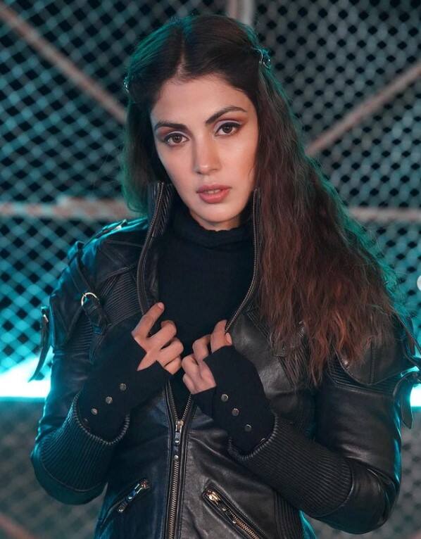 ਇਸ ਤੋਂ ਪਹਿਲਾਂ ਜੇਲ੍ਹ ਬਾਰੇ ਗੱਲ ਕਰਦੇ ਹੋਏ ਰੀਆ ਨੇ ਕਿਹਾ ਸੀ ਕਿ ਮੈਂ ਜੇਲ 'ਚ ਸਾਰਿਆਂ ਨਾਲ ਵਾਅਦਾ ਕੀਤਾ ਸੀ ਕਿ ਜਦੋਂ ਮੈਨੂੰ ਜ਼ਮਾਨਤ ਮਿਲੇਗੀ ਤਾਂ ਮੈਂ ਉੱਥੇ ਨਾਗਿਨ ਡਾਂਸ ਕਰਾਂਗੀ। ਫਿਰ ਜਦੋਂ ਮੈਨੂੰ ਛੁੱਟੀ ਮਿਲੀ, ਮੈਂ ਉੱਥੇ ਔਰਤਾਂ ਨਾਲ ਜ਼ਮੀਨ 'ਤੇ ਲੇਟ ਕੇ ਨਾਗਿਨ ਡਾਂਸ ਕੀਤਾ।