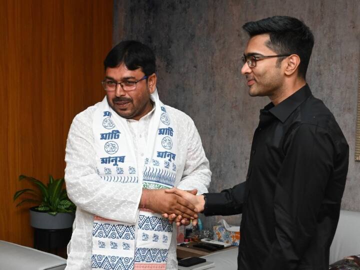 West Bengal Politics: बंगाल में BJP को झटका, अभिषेक बनर्जी की मौजूदगी में विधायक ने थामा TMC का दामन West bengal bjp mla Harakali Protiher joins tmc in presence of Abhishek Banerjee West Bengal Politics: बंगाल में BJP को झटका, अभिषेक बनर्जी की मौजूदगी में विधायक ने थामा TMC का दामन