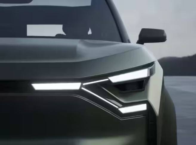 eVX ਇੱਕ ਬਾਕਸੀ ਦਿੱਖ ਵਾਲੀ SUV ਹੈ ਜਿਸ ਵਿੱਚ ਪਤਲੀ LED ਲਾਈਟਿੰਗ, ਮੋਟੀ ਕਲੈਡਿੰਗ ਦੇ ਨਾਲ ਵੱਡੇ ਵ੍ਹੀਲ ਆਰਚ ਅਤੇ ਇੱਕ ਸਿਲਵਰ ਸਕਿਡ ਪਲੇਟ ਹੈ।