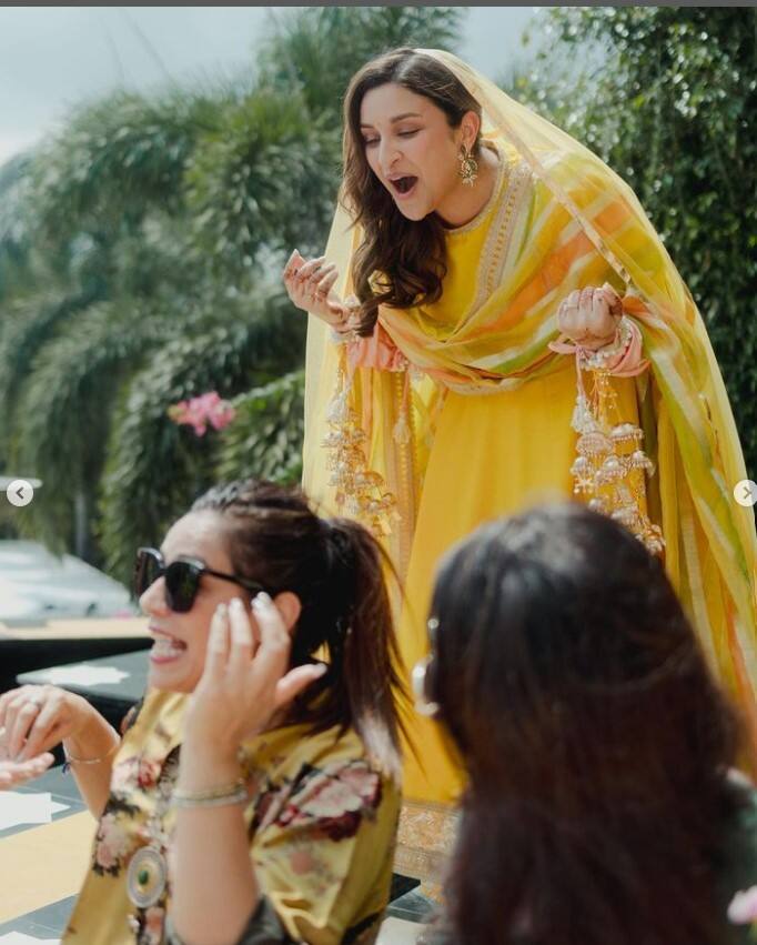 ਪਰਿਣੀਤੀ ਨੇ ਚੂੜੇ ਦੀ ਰਸਮ ਦੌਰਾਨ ਆਪਣੇ ਦੋਸਤਾਂ 'ਤੇ ਕਲੀਰੇ ਵੀ ਸੁੱਟੇ। ਇਸ ਦੌਰਾਨ ਅਦਾਕਾਰਾ ਕਾਫੀ ਖੁਸ਼ ਨਜ਼ਰ ਆ ਰਹੀ ਹੈ।