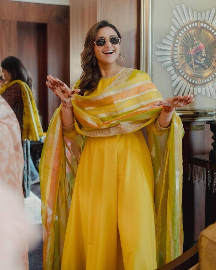 একইসঙ্গে নোটে আরও লেখা হয়, 'আমরা একসঙ্গে এই সুন্দর যাত্রা শুরু করার সময়, আপনারা সবাই আমাদের পাশে আছেন জেনে আমরা আপ্লুত। আপনাদের ভালবাসা এবং আশীর্বাদ সত্যিই মূল্যহীন, এবং আমরা এর চেয়ে বেশি কৃতজ্ঞ হতে পারতাম না।'