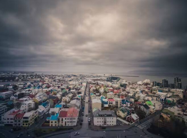 ਇਹ ਸਵਾਲ ਸੋਮਾਰੋਏ, ਆਈਸਲੈਂਡ, ਨਾਰਵੇ ਬਾਰੇ ਹੈ, ਜੋ ਕਿ ਆਰਕਟਿਕ ਸਰਕਲ ਵਿੱਚ ਸਥਿਤ ਹੈ। ਇਹ ਵਿਲੱਖਣ ਸਥਾਨ ਸੈਲਾਨੀਆਂ ਵਿੱਚ ਪ੍ਰਸਿੱਧ ਹੈ ਕਿਉਂਕਿ ਇੱਥੇ ਸੂਰਜ ਡੁੱਬਦਾ ਦੇਖਿਆ ਜਾ ਸਕਦਾ ਹੈ।