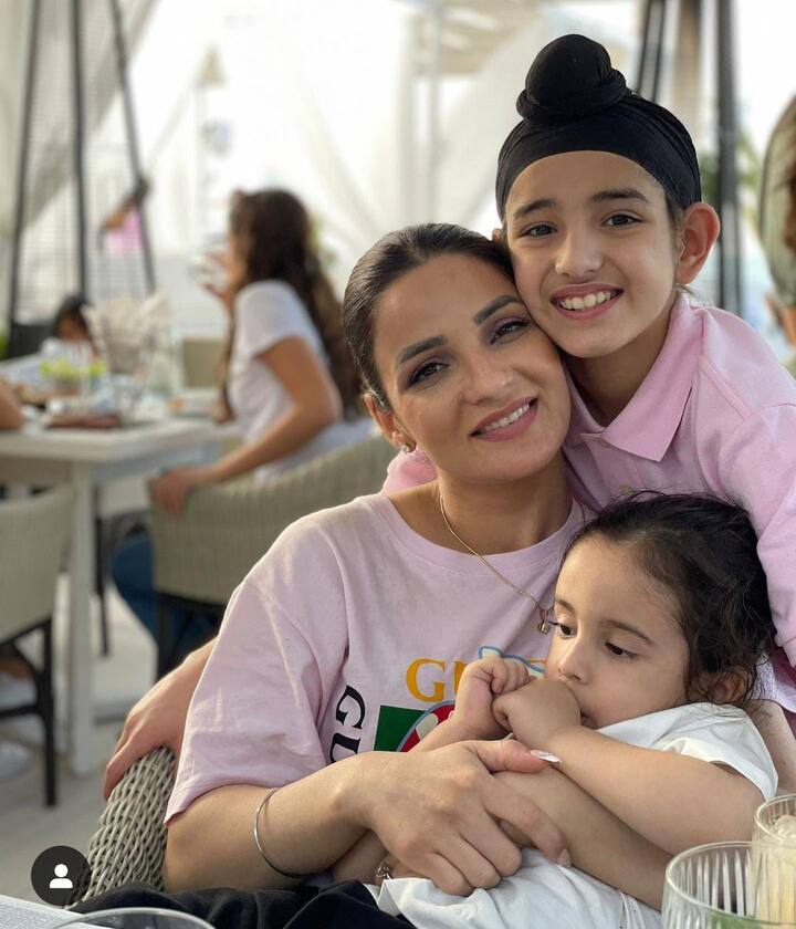 ਗਿੱਪੀ ਨੇ ਦੱਸਿਆ ਕਿ ਜਦੋਂ ਉਹ ਰਵਨੀਤ ਨੂੰ ਮਿਲੇ ਤਾਂ ਉਨ੍ਹਾਂ ਦੀ ਉਮਰ 19 ਸਾਲਾਂ ਦੀ ਸੀ, ਜਦਕਿ ਰਵਨੀਤ 18 ਸਾਲ ਦੀ ਸੀ। ਦੋਵਾਂ ਨੇ ਬਹੁਤ ਜਲਦ ਵਿਆਹ ਕਰ ਲਿਆ ਸੀ। ਪਰ ਵਿਆਹ ਤੋਂ ਬਾਅਦ ਵੀ ਗਿੱਪੀ ਦੇ ਕੋਲ ਕੋਈ ਕੰਮ ਨਹੀਂ ਸੀ। ਗਿੱਪੀ ਨੇ ਵਿਆਹ ਤੋਂ ਪਹਿਲਾਂ 'ਫੁਲਕਾਰੀ' ਨਾਮ ਦੀ ਐਲਬਮ ਵੀ ਕੱਢੀ ਸੀ, ਪਰ ਉਹ ਵੀ ਹਿੱਟ ਨਹੀਂ ਹੋਈ ਸੀ।