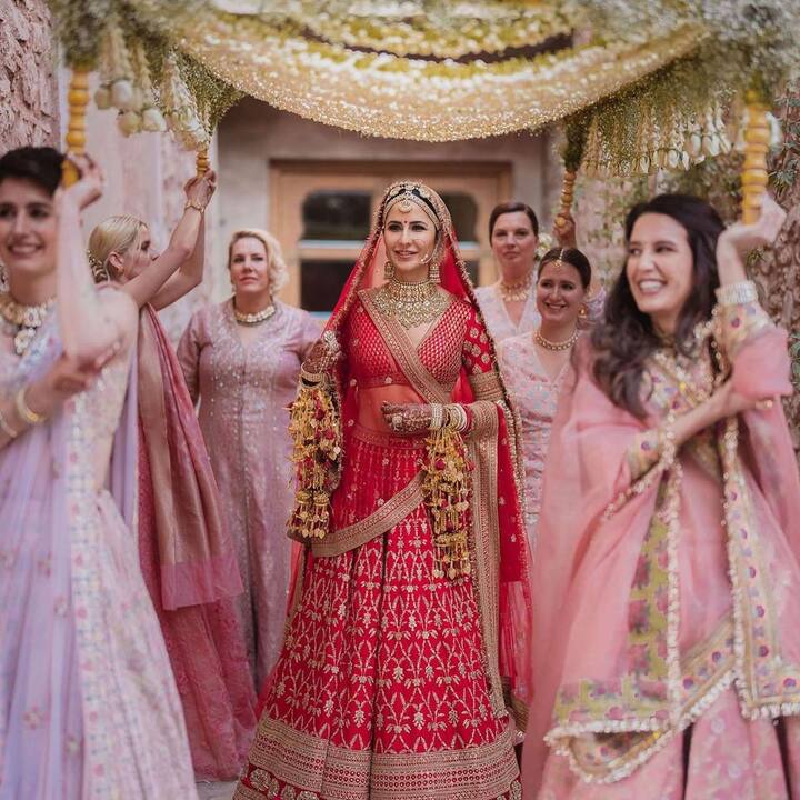 कैटरीना कैफ – बॉलीवुड हसीना कैटरीना कैफ का चूड़ा लुक भी उनकी शादी में काफी खूबसूरत लगा था. एक्ट्रेस ने रेड लहंगे के साथ सुर्ख लाल रंग का चूड़ा पहना था. जो हर किसी के मन को भा गया था. आप भी करवाचौथ पर इसे ट्राई कर सकती हैं.