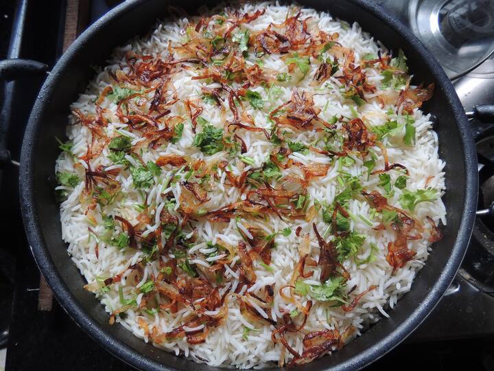 புதினாவை அரைக்கும்போது மைய அரைத்துவிட வேண்டாம். கொஞ்சம் கசப்புத்தன்மை வந்துவிடும்.