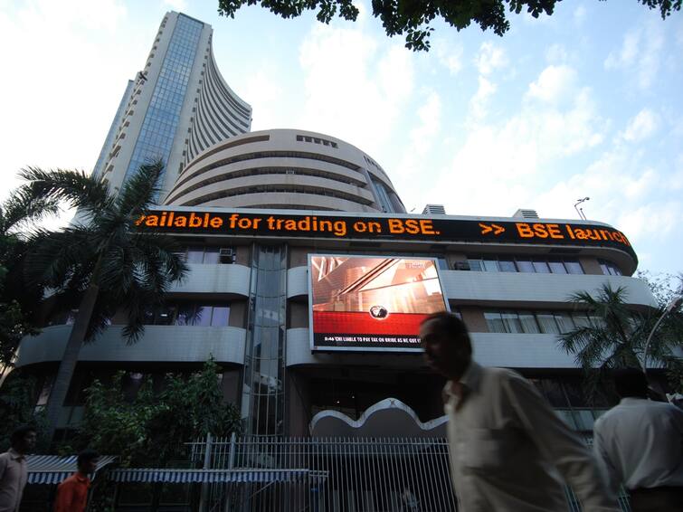 Stock Market crash 26 October 2023 declines 100 more points Nifty below 19000 mark first time since 18 June 2023 recording new low Stock Market Crash: Bloodbath Continues. Sensex Tanks 700 Points; Nifty Below 19,000 Mark. Axis Bank Up 1%