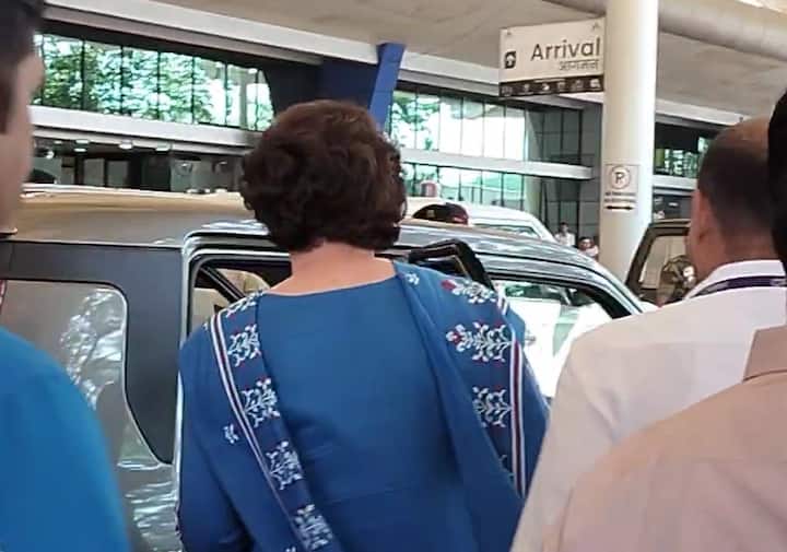 शहराध्यक्ष अरविंद शिंदे यांच्यासह काँग्रेसचे काही सदस्य त्यांचे स्वागत करण्यासाठी विमानतळावर गेले.