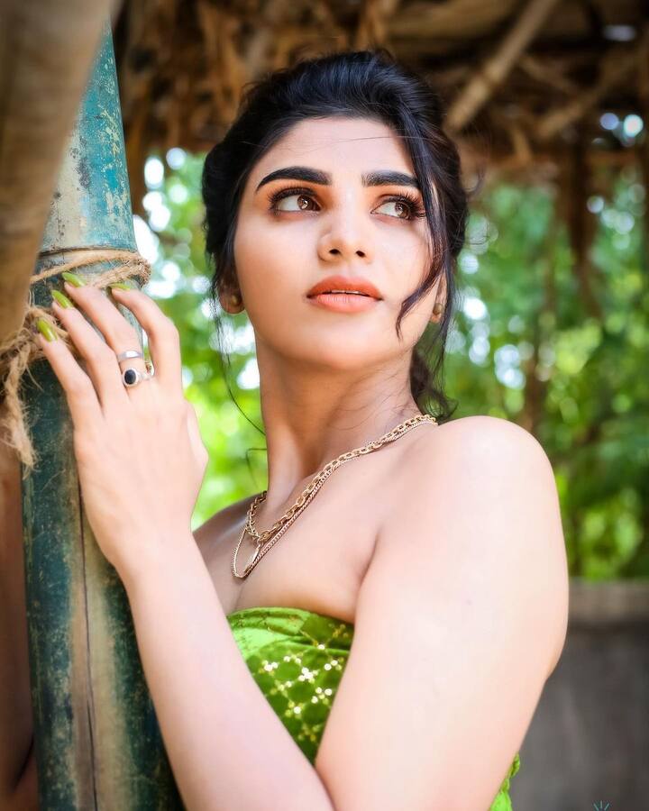 జబర్దస్త్, శ్రీదేవి డ్రామా కంపెనీ వంటి పాపులర్ కామెడీ షోల్లో సందడి చేస్తూ బుల్లితెర ఆడియన్స్ ఫెవరేట్ లేడీ కమెడియన్ గా మారింది.