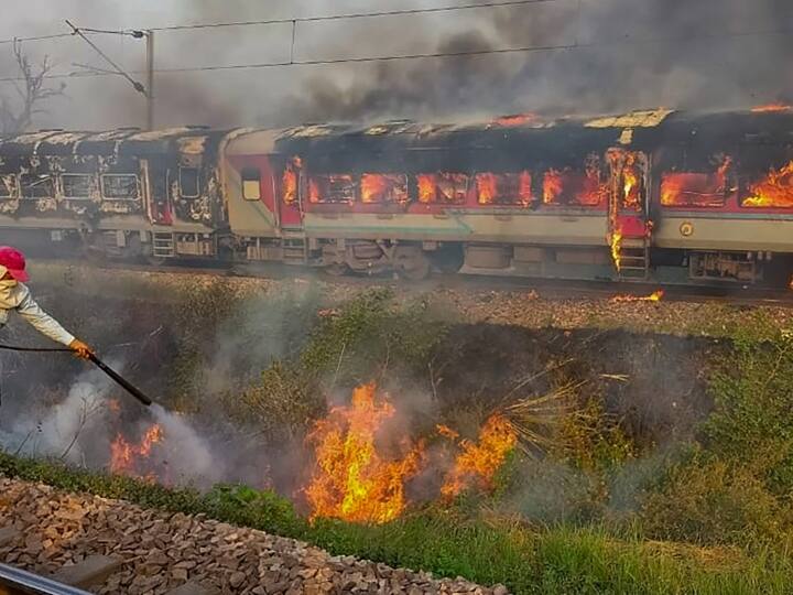 Agra major Train accident averted due to gateman Fire catches Patalkot Express Patalkot Express Fire: गेटमैन ने सूझबूझ लिया बड़ा फैसला, तब बची पातालकोट एक्सप्रेस के यात्रियों की जान