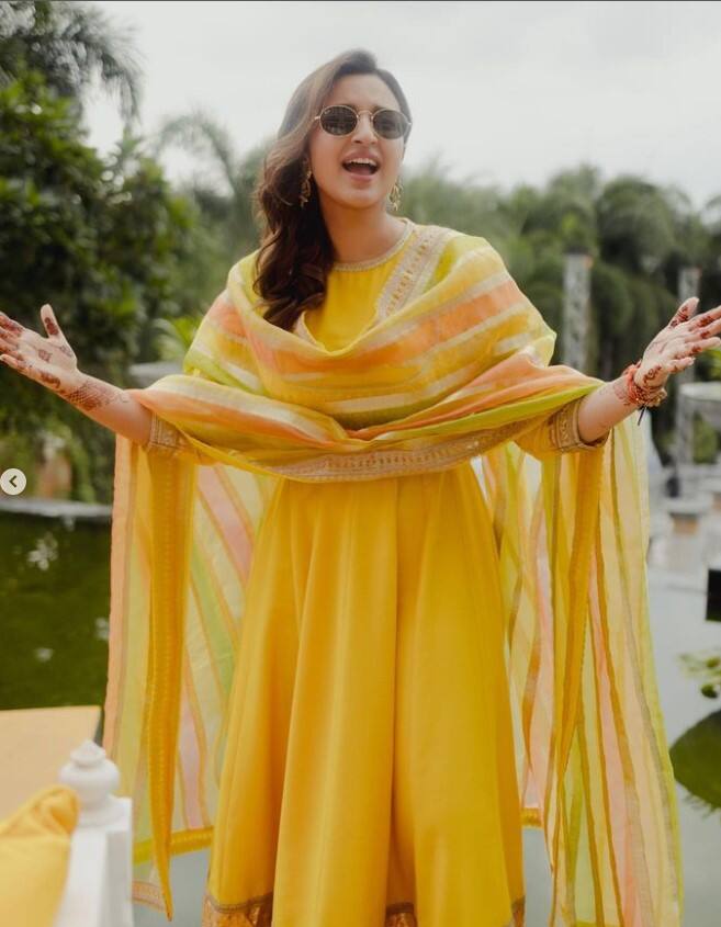 ਪਰਿਣੀਤੀ ਇੱਕ ਕੌਫੀ ਪ੍ਰੇਮੀ ਹੈ ਅਤੇ ਉਸਦਾ ਇਹ ਪਿਆਰ ਉਸਦੇ ਵਿਆਹ ਵਿੱਚ ਵੀ ਦੇਖਣ ਨੂੰ ਮਿਲਿਆ ਸੀ। ਤੁਸੀਂ ਦੇਖ ਸਕਦੇ ਹੋ ਕਿ ਅਦਾਕਾਰਾ ਦੇ ਹੱਥ ਵਿੱਚ ਇੱਕ ਛੋਟਾ ਜਿਹਾ ਮੱਗ ਹੈ ਜਿਸ ਉੱਤੇ ਕੈਫੇ ਲਿਖਿਆ ਹੋਇਆ ਹੈ।