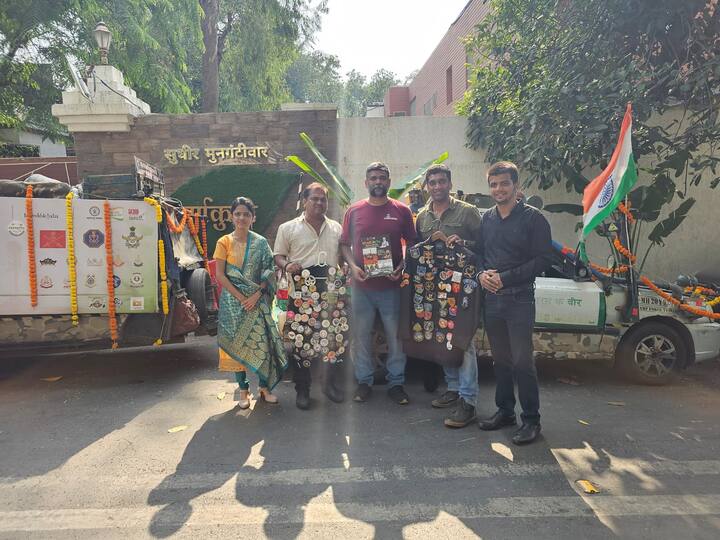 त्यांच्या या प्रवासात त्यांनी ज्या ज्या आर्मी मुख्यालयात  त्यांनी भेट दिली त्या ठिकाणी उमेश यांचा आर्मी बॅच देऊन गौरव करण्यात  आला.