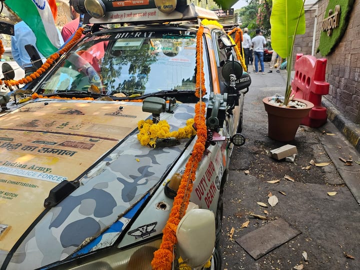 या गाडीला त्यांनी हार आणि तिरंगा लावून सजवले आहे.