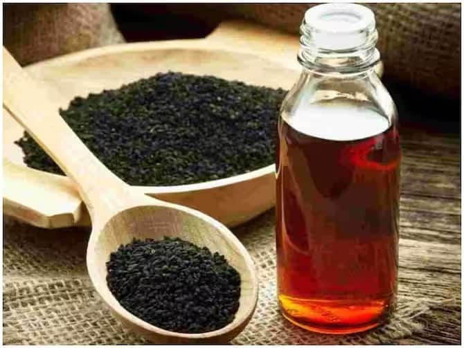 কালোজিরের সাহায্যে বাড়িতে তেল তৈরি করা যায়। চুলের স্বাস্থ্য ভাল রাখার জন্য এই তেল দিয়ে আপনি চুলে এবং মাথার তালু বা স্ক্যাল্পে ম্যাসাজ করতে পারেন।