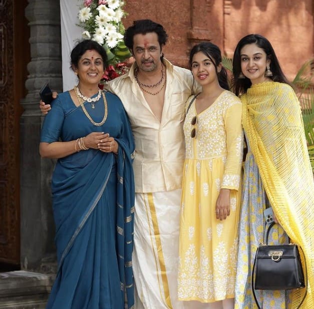 அந்த சமயத்தில் அர்ஜுன் மகள் ஐஸ்வர்யாவுக்கும் உமாபதிக்கும் இடையே ஏற்பட்ட நட்பு பின்பு காதலாக மாறியது. இவர்களின் காதலுக்கு இருவீட்டாரும் பச்சை கொடி காட்டவே அவர்களின் நிச்சயதார்த்தம் விரைவில் நடைபெற உள்ளது.