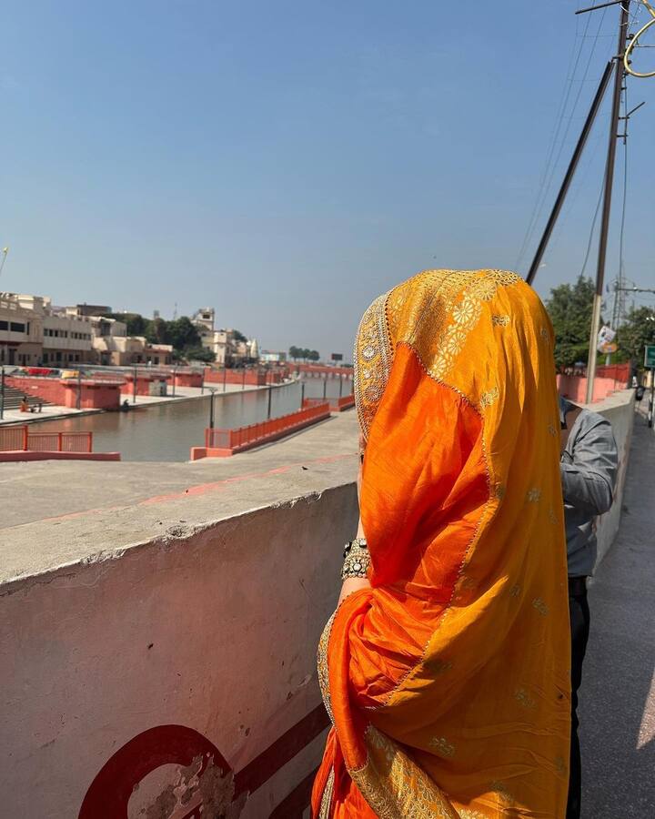 कंगना ने अयोध्या जाकर रामलला के दर्शन किए. जिसकी तस्वीरें उन्होंने सोशल मीडिया पर शेयर की हैं.