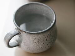 সকালবেলায় খালি পেটে হাল্কা গরম জল খাওয়ার অভ্যাস থাকলে কী কী উপকার পাবেন?