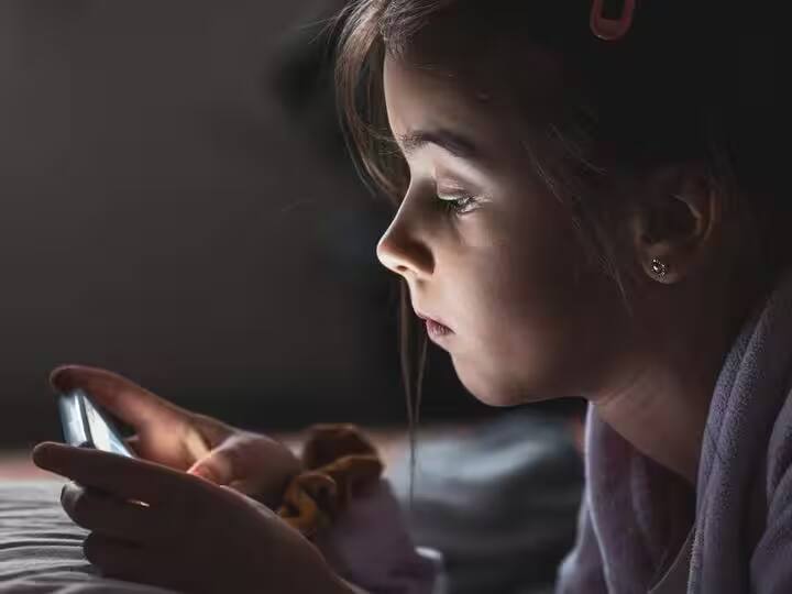 स्मार्टफोन की लत बच्चों के दिमाग पर कैसे डाल रही है खराब असर?