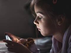 स्मार्टफोन की लत बच्चों के दिमाग पर कैसे डाल रही है खराब असर?