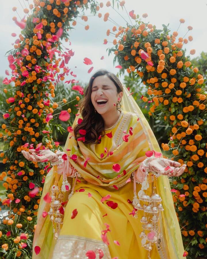 অভিনেত্রীর ছবিগুলি ইতিমধ্য়েই পছন্দ করেছেন তাঁর অনুরাগীরা।