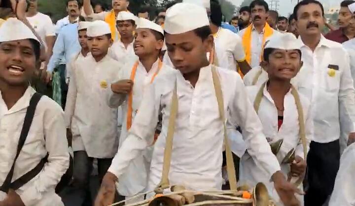 रोहित पवार यांनी युवा संघर्ष यात्रा सुरू केली आहे.