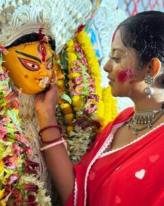 Shuri Das Sindur Khela: স্বামীর সঙ্গে হাসিমুখে সিঁদুর খেলায় মাতলেন অভিনেত্রী শ্রুতি দাস