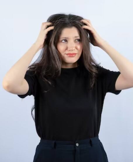 ਇਸ ਵਿੱਚ ਵਿਟਾਮਿਨ ਈ ਅਤੇ ਕੇ ਹੁੰਦਾ ਹੈ ਜੋ ਵਾਲਾਂ ਦੀਆਂ ਜੜ੍ਹਾਂ ਨੂੰ ਮਜ਼ਬੂਤ ਕਰਦਾ ਹੈ ਅਤੇ ਵਾਲਾਂ ਨੂੰ ਝੜਨ ਤੋਂ ਰੋਕਦਾ ਹੈ। ਇਸ ਲਈ ਹਫਤੇ 'ਚ ਦੋ ਤੋਂ ਤਿੰਨ ਵਾਰ ਨਾਰੀਅਲ ਤੇਲ ਲਗਾਉਣ ਨਾਲ ਵਾਲਾਂ 'ਚੋਂ ਡੈਂਡਰਫ ਖਤਮ ਹੋ ਜਾਵੇਗਾ ਅਤੇ ਵਾਲ ਮਜ਼ਬੂਤ ਅਤੇ ਸਿਹਤਮੰਦ ਹੋਣਗੇ।