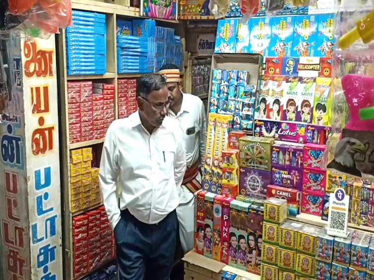 The District Collector of Mayiladuthurai inspected the Mahabharti safety measures in the shops where firecrackers are sold in Mayiladuthurai for the Diwali festival. மயிலாடுதுறை பட்டாசு கடைகளில் ஆட்சியர் அதிரடி ஆய்வு; விதிகளைப் பின்பற்றாத நிறுவனத்துக்கு சீல்!