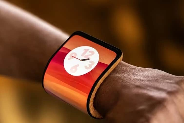 Motorola Showcases Bendable Phone With Flexible Display That Can Wrap Around Wrists Know in Details Motorola Smartphone: ফোনের ডিসপ্লে মুড়িয়ে বেঁধে নেওয়া যাবে কবজিতে ! দেখতে লাগবে স্মার্টওয়াচের মতো