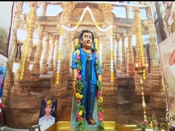 Rajinikanth: கருங்கல்லில் நடிகர் ரஜினிக்கு சிலை.. இப்படியும் ஒரு ரசிகரா.. பொதுமக்கள் வியப்பு..!