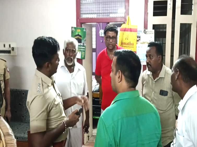 52 Sawaran gold jewelery and 2 lakh rupees cash stolen near Mayiladuthurai! கல்லூரி சென்று திரும்புவதற்குள் களவு போன 52 சவரன் தங்க நகைகள், ரொக்கம்: மயிலாடுதுறை அருகே சோகம்!