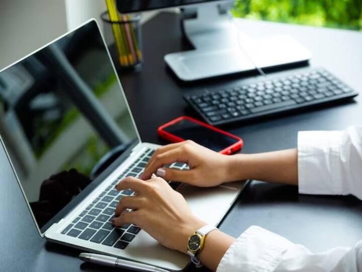 विकल्प स्कीम का इस्तेमाल करने के लिए आप आईआरसीटीसी की वेबसाइट पर ट्रेन टिकट की बुकिंग करें. बुकिंग करते वक्त विकल्प स्कीम को सेलेक्ट करें.