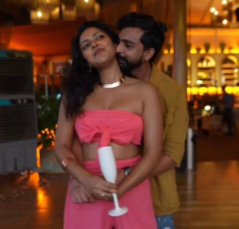 அமலா பாலின் நெருங்கிய நண்பராக ஜகத் தேசாய் என்பவர் அவருக்கு லவ் ப்ரபோஸ் செய்த வீடியோ இணையத்தில் வைரலாகியுள்ளது. அதில் நடனமாடி அவருக்கு முட்டி போட்டு ப்ரபோஸ் செய்து மோதிரம் மாட்டி விடும் காட்சிகள் இடம் பெற்றுள்ளது. காதலை ஏற்றுக்கொண்ட அமலா பால், ஜகத் தேசாய்க்கு லிப் கிஸ் கொடுக்கும் காட்சிகளும் அந்த வீடியோவில் உள்ளது. விரைவில் இவர்கள் திருமணம் நடைபெற உள்ளதாக கூறப்படுகிறது. மேலும் ஜகத் தேசாய், அமலா பாலின் ட்ராவல் பார்ட்னர் என்றும் கூறப்படுகிறது.