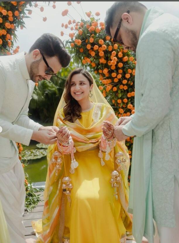 ਇਹ ਤਸਵੀਰਾਂ ਇਸ ਜੋੜੇ ਦੇ ਚੂੜੇ ਦੀ ਰਸਮ ਦੀਆਂ ਹਨ, ਜਿਸ 'ਚ ਦੋਵੇਂ ਖੂਬ ਮਸਤੀ ਕਰਦੇ ਨਜ਼ਰ ਆ ਰਹੇ ਹਨ। ਤਸਵੀਰਾਂ 'ਚ ਦੇਖਿਆ ਜਾ ਰਿਹਾ ਹੈ ਕਿ ਅਦਾਕਾਰਾ ਨੇ ਆਪਣੇ ਚੂੜੇ ਦੀ ਰਸਮ 'ਚ ਪੀਲੇ ਰੰਗ ਦਾ ਅਨਾਰਕਲੀ ਸੂਟ ਪਾਇਆ ਸੀ।