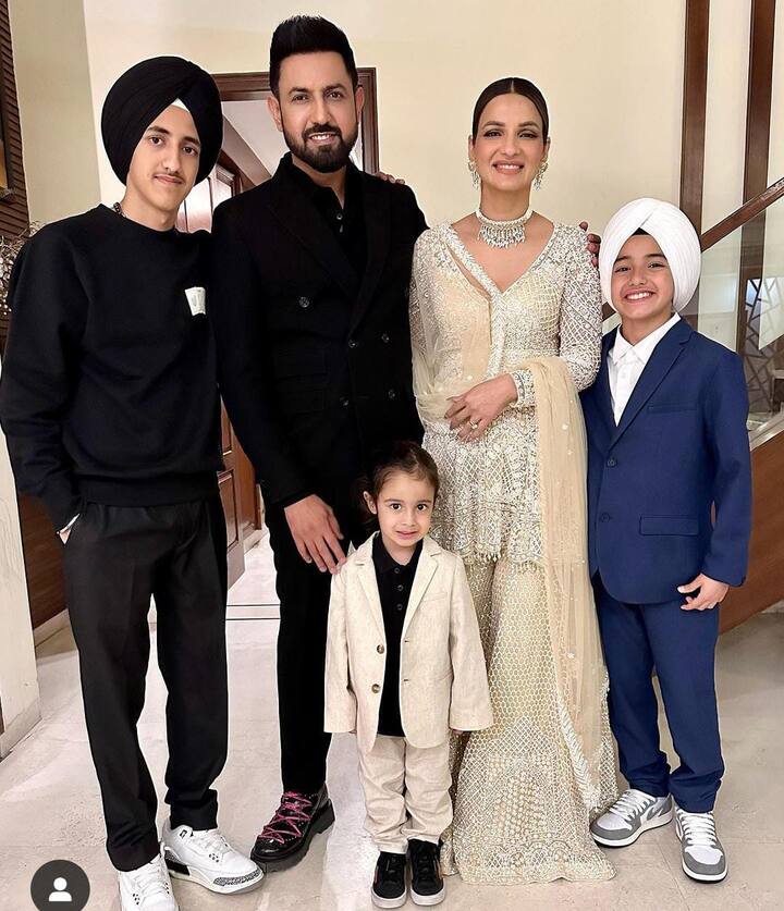 'ਕੈਰੀ....3' ਪੰਜਾਬੀ ਸਿਨੇਮਾ ਦੀ 100 ਕਰੋੜ ਕਮਾਈ ਵਾਲੀ ਪਹਿਲ ਪੰਜਾਬੀ ਫਿਲਮ ਹੈ। ਕਾਬਿਲੇਗ਼ੌਰ ਹੈ ਕਿ ਗਿੱਪੀ ਗਰੇਵਾਲ ਆਪਣੀ ਪਤਨੀ ਰਵਨੀਤ ਨੂੰ ਆਪਣੀ ਕਾਮਯਾਬੀ ਦਾ ਕਰੈਡਿਟ ਦਿੰਦੇ ਹਨ। ਵਰਕਫਰੰਟ ਦੀ ਗੱਲ ਕਰੀਏ ਤਾਂ ਇੰਨੀਂ ਦਿਨੀਂ ਗਿੱਪੀ ਆਂਪਣੀ ਫਿਲਮ 'ਮੌਜਾਂ ਹੀ ਮੌਜਾਂ' ਦੀ ਕਾਮਯਾਬੀ ਦਾ ਆਨੰਦ ਮਾਣ ਰਹੇ ਹਨ।