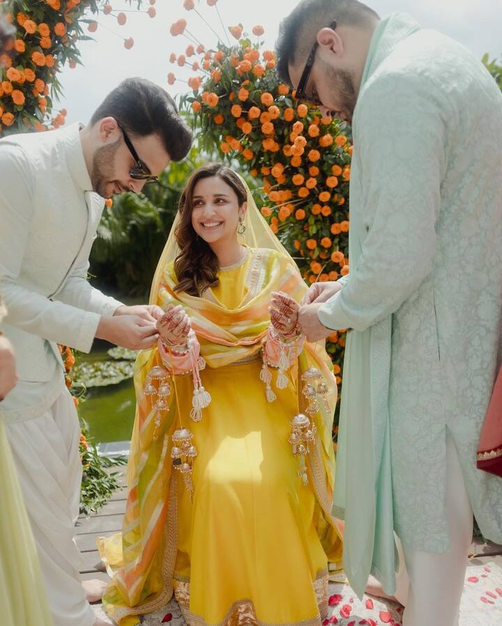 'যদিও আমাদের ব্যক্তিগতভাবে প্রত্যেকটি শুভেচ্ছাবার্তার উত্তর দেওয়ার সুযোগ হয়ে ওঠেনি (জীবন একটি ঘূর্ণিঝড় হয়ে উঠেছে, নিশ্চয়ই কল্পনা করতে পারছেন), দয়া করে জেনে রাখুন যে আমরা আমাদের হৃদয়ের আনন্দের সঙ্গে প্রত্যেকটি বার্তা পড়ছি।'