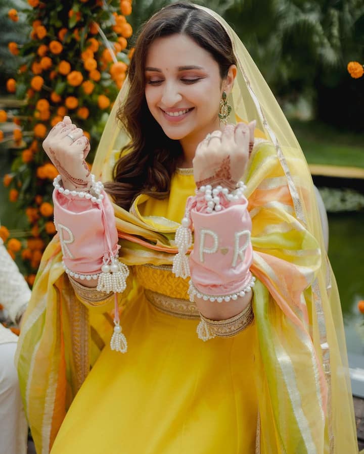 প্রসঙ্গত, এর আগেই মণীশ মলহোত্র জানিয়েছিলেন যে পরিণীতির লেহঙ্গা তৈরি করতে আড়াই হাজার ঘণ্টা সময় লেগেছে।