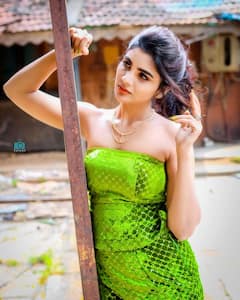 గ్రీన్ డ్రెస్ లో వర్ష టెంప్టింగ్ ఫోజులు - చూస్తే తట్టుకోలేరు!