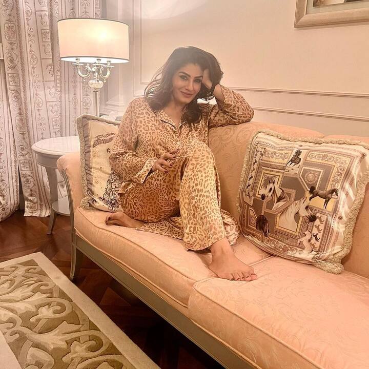 Raveena Tandon Birthday: બોલિવૂડ અભિનેત્રી રવિના ટંડન આજે 49 વર્ષની થઈ ગઈ છે. 90ના દાયકામાં ફિલ્મોમાં આવેલી રવિનાએ બોલિવૂડમાં ઘણી લાંબી સફર પુરી કરી છે. તે દરમિયાન તેણે ઘણી હિટ ફિલ્મો આપી અને સ્ટાર બની છે.