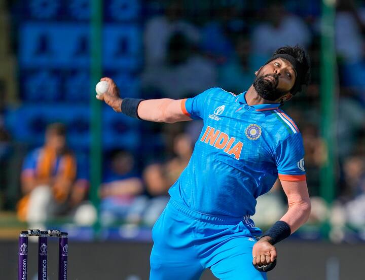 বিশ্বকাপে (ODI World Cup) পয়েন্ট টেবিলের শীর্ষে টিম ইন্ডিয়া (Team India)। টুর্নামেন্টে এখনও পর্যন্ত অপরাজিত রোহিত শর্মারা (Rohit Sharma)। তবে টুর্নামেন্টের মাঝপথে ভারতীয় শিবিরে উদ্বেগ দলের সেরা অলরাউন্ডারকে নিয়ে।