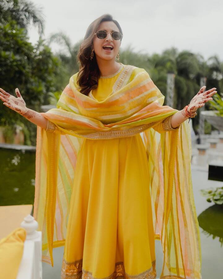 ছবিতে দেখা যাচ্ছে হলুদ লেহেঙ্গায় সেজেছেন পরিণীতি। সঙ্গে মানানসই মেকআপ ও গয়না। রয়েছে হাত ভর্তি মেহেন্দিও।