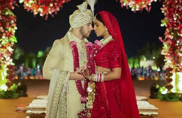 प्रियंका चोपड़ा – इस करवाचौथ पर अगर आप कुछ हटकर दिखना चाहती हैं. तो प्रियंका का चूड़ सेट इसके लिए परफेक्ट रहेगा. एक्ट्रेस ने अपनी शादी में रेड और व्हाइट कॉम्बिनेशन का चूड़ा पहना था.