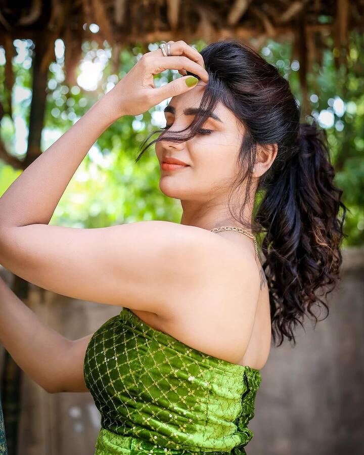 జబర్దస్త్ లో ఇమ్మానియేల్ తో లవ్ ట్రాక్ నడిపి మరింత పాపులారిటీని సొంతం చేసుకుంది. సుధీర్, రష్మీ లవ్ ట్రాక్ తర్వాత వీళ్ళ ట్రాక్ కి బాగా క్రేజ్ వచ్చింది.