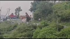 Wild Elephant Attack on Car : నీలగిరి జిల్లాలో హైవేపై ఏనుగు బీభత్సం | ABP Desam
