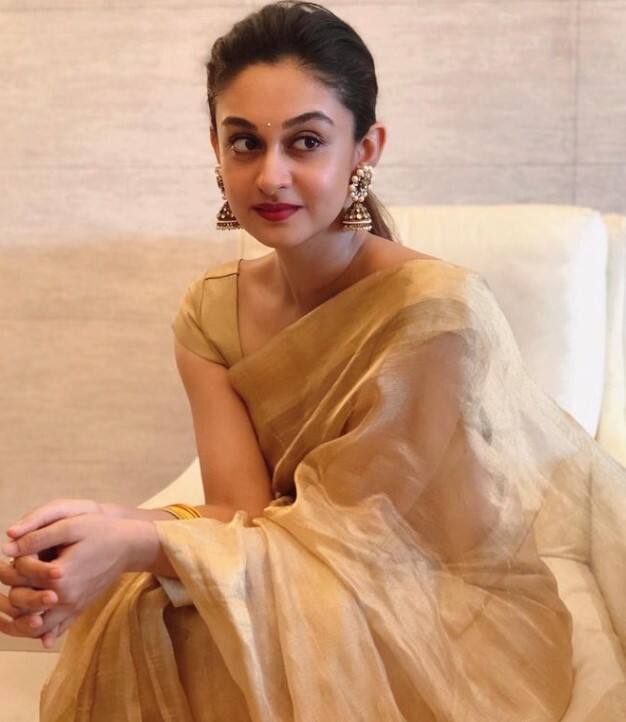 ஐஸ்வர்யா - உமாபதி காதல் விவகாரம் இணையத்தில் வெளியாகி வைரலானதை தொடர்ந்து தற்போது அவர்களின் நிச்சயதார்த்த அறிவிப்பும் இணையத்தில் மிகவும் வேகமாக பரவி வருகிறது. ஐஸ்வர்யா - உமாபதி திருமணத்தை மிகவும் பிரம்மாண்டமாக நடத்த திட்டமிட்டுள்ளனர்.