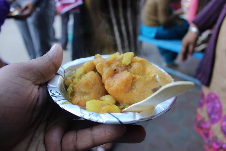 இப்போது கடாயில் எண்ணெயை சூடாக்கவும். மாவை கொஞ்சம் கொஞ்சமாக எடுத்து அவற்றை உருண்டைகளாக பிடிக்கவும். அவற்றை உருட்டி அதில் மசாலாவை ஸ்டஃப் செய்து அழகான வட்ட வடிவில் வடிவமைக்க வேண்டும். 