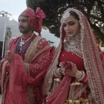 ਕੌਫੀ ਵਿਦ ਕਰਨ 8 ਦੇ ਪਹਿਲੇ ਮਹਿਮਾਨ ਰਣਵੀਰ ਸਿੰਘ ਅਤੇ ਦੀਪਿਕਾ ਪਾਦੂਕੋਣ ਹਨ। ਵਿਆਹ ਤੋਂ ਬਾਅਦ ਪਹਿਲੀ ਵਾਰ ਰਣਵੀਰ ਅਤੇ ਦੀਪਿਕਾ ਕੌਫੀ ਵਿਦ ਕਰਨ 'ਤੇ ਇਕੱਠੇ ਆਏ ਹਨ। ਕਰਨ ਜੌਹਰ ਦੇ ਨਾਲ-ਨਾਲ ਪ੍ਰਸ਼ੰਸਕ ਦੋਵਾਂ ਨੂੰ ਇਕੱਠੇ ਦੇਖਣ ਲਈ ਕਾਫੀ ਉਤਸ਼ਾਹਿਤ ਸਨ। ਸ਼ੋਅ 'ਚ ਰਣਵੀਰ ਅਤੇ ਦੀਪਿਕਾ ਨੇ ਆਪਣੇ ਰਿਸ਼ਤੇ ਅਤੇ ਵਿਆਹ ਨੂੰ ਲੈ ਕੇ ਕਈ ਖੁਲਾਸੇ ਕੀਤੇ।