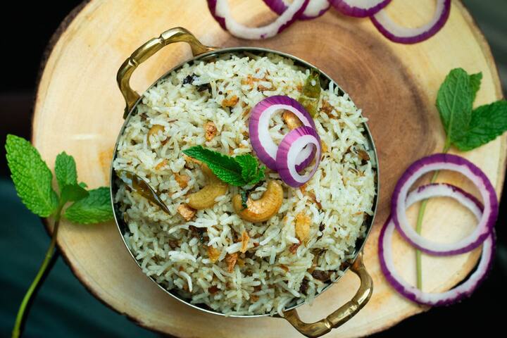 பொன்னிறமாக வெங்காயம் வதங்கியதும் அதில் புதினா விழுதை சேர்த்து வதக்கவும். வதங்கும்போதே அதன் நிறம் மாறும்.