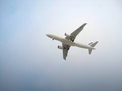 अगर उड़ते हुए विमान में छेद हो जाए तो क्या होगा? जानें सही जवाब