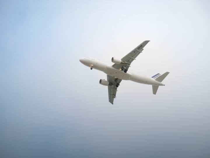 यात्रियों का कहना था कि लगभग 45 मिनट उड़ान भरने के बाद धमाके जैसी आवाज सुनाई दी थी.