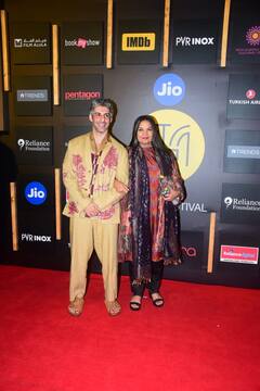 सनी लियोनी से रसिका दुग्गल तक, मामी फिल्म फेस्टिवल में सज धजकर पहुंचीं हसीनाएं, लेकिन भूमिका चावला की तस्वीरें देख लगेगा झटका!